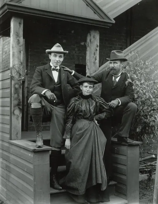 Gerahmter Druck : Franziska Benjamina Johnson (Vorderseite), mit Mills Thompson (links) und Frank Phistere ... c1885-1900. Schöpferin: Franziska Benjamina Johnson Gerahmter Druck : Franziska Benjamina Johnson (Vorderseite), mit Mills Thompson (links) und Frank Phistere ... c1885-1900. Schöpferin: Franziska Benjamina Johnson