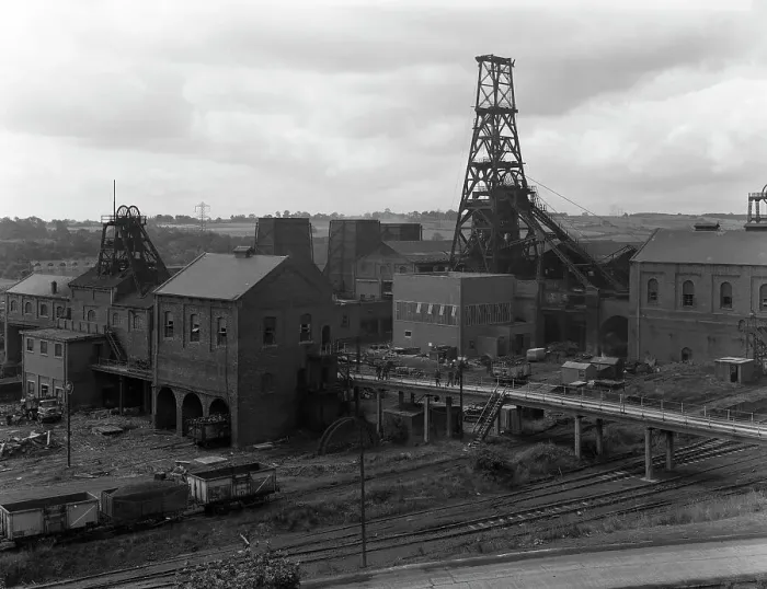 Gerahmter Druck : Frickley-Collierie in Süd-Elmsall im West-Jorkshire, 1965. Künstler: Michael Walters Gerahmter Druck : Frickley-Collierie in Süd-Elmsall im West-Jorkshire, 1965. Künstler: Michael Walters