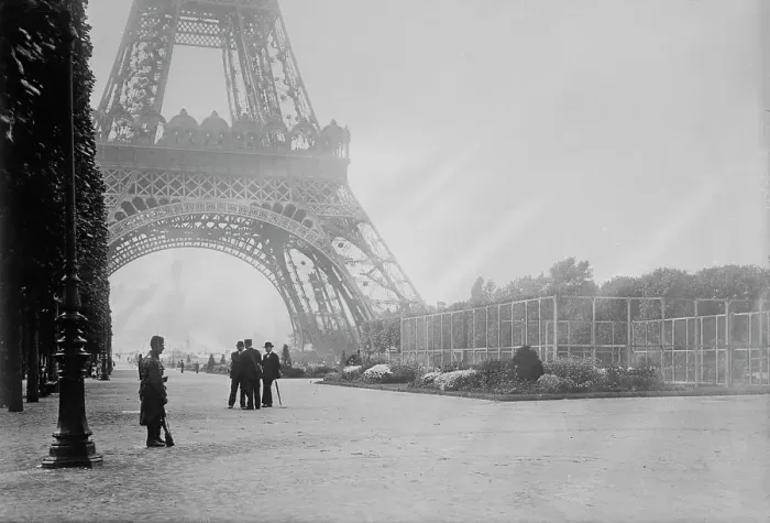 Gerahmter Druck : Wachmann am Eiffelturm, Funkstation wireless, zwischen 1914 und 1915. Schöpfer: Bain News Service Gerahmter Druck : Wachmann am Eiffelturm, Funkstation wireless, zwischen 1914 und 1915. Schöpfer: Bain News Service