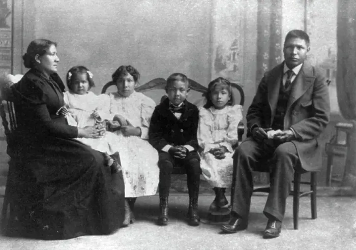 Gerahmter Druck : Institut von Hampton, Hampton (Va.) - Kinder indischer Studierender an der Schule in Hampton ... 1899 oder 1900. Erfinderin: Frances Benjamin Johnston Gerahmter Druck : Institut von Hampton, Hampton (Va.) - Kinder indischer Studierender an der Schule in Hampton ... 1899 oder 1900. Erfinderin: Frances Benjamin Johnston