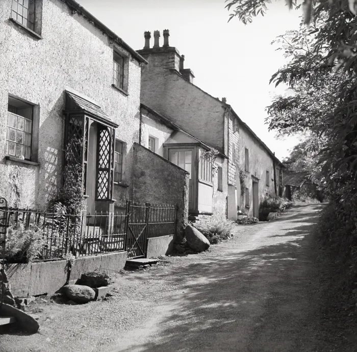 Gerahmter Druck : Hawkshead, Lake District, c1955. Ersteller: Arthur Charles Kirby Ware Gerahmter Druck : Hawkshead, Lake District, c1955. Ersteller: Arthur Charles Kirby Ware