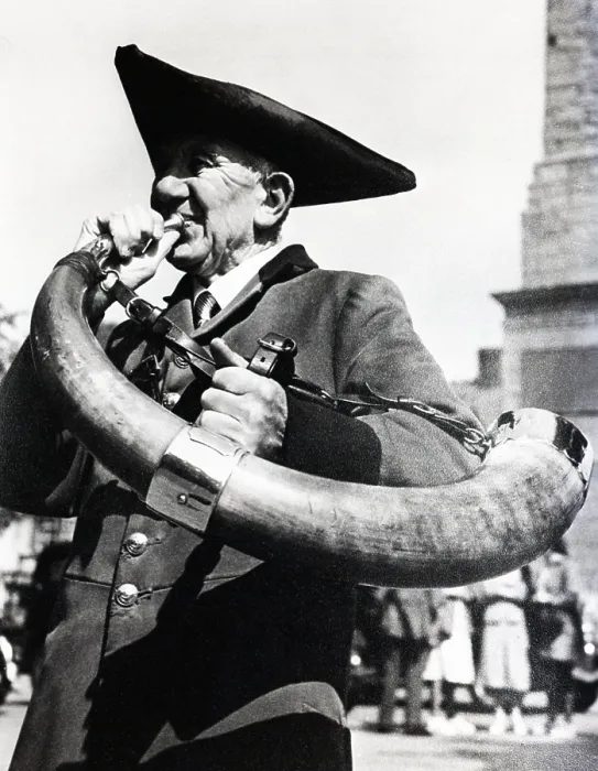 Gerahmter Druck : Hornbläser, Ripon, Yorkshire, c1955. Ersteller: Arthur Charles Kirby Ware Gerahmter Druck : Hornbläser, Ripon, Yorkshire, c1955. Ersteller: Arthur Charles Kirby Ware