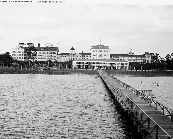 Gerahmter Druck : Das Hotel Ormond aus dem Fluss Halifax in Ormond (Fla.), zwischen 1900 und 1920 von unbekannter Künstler Gerahmter Druck : Das Hotel Ormond aus dem Fluss Halifax in Ormond (Fla.), zwischen 1900 und 1920 von unbekannter Künstler
