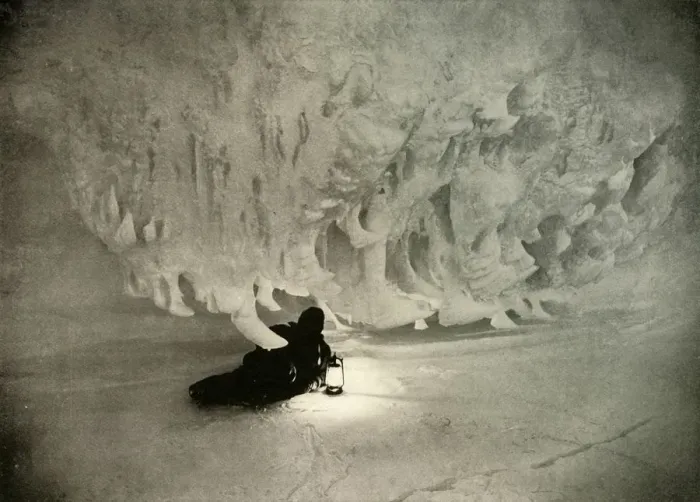 Gerahmter Druck : Ein Eisgrotte im Winter 1910 Gerahmter Druck : Ein Eisgrotte im Winter 1910