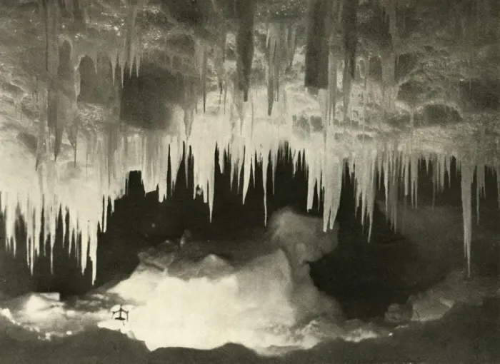Gerahmter Druck : Ein Eisgrotte im Winter 1910 Gerahmter Druck : Ein Eisgrotte im Winter 1910