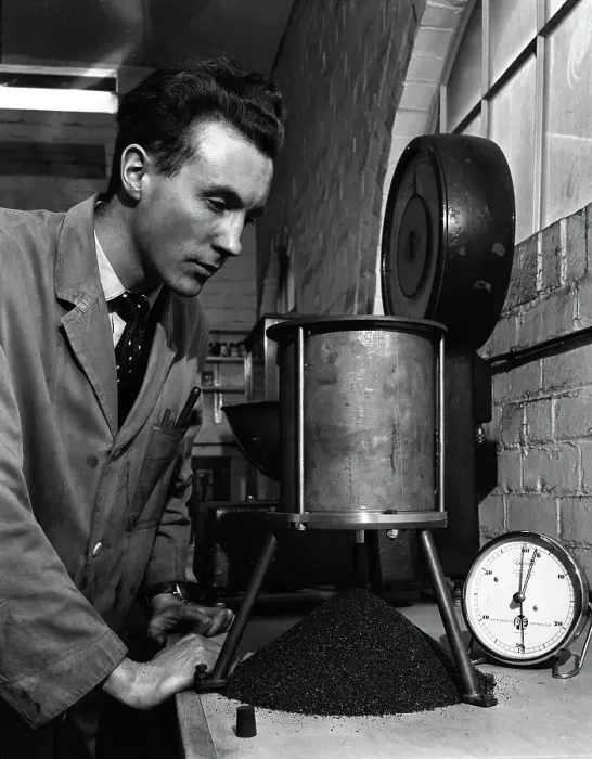 Gerahmter Druck : Ein Labortechniker durchführt einen Kohlflussversuch, Mapperley Colliery, Derbyshire, 1962. Gerahmter Druck : Ein Labortechniker durchführt einen Kohlflussversuch, Mapperley Colliery, Derbyshire, 1962.