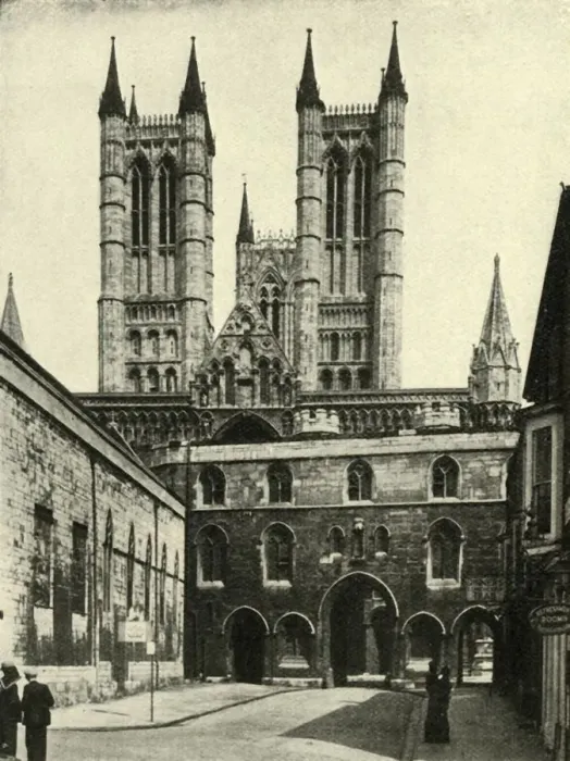 Gerahmter Druck : Lincoln Cathedral und The Exchequer Gate, c1948. Ersteller: Unbekannt. Gerahmter Druck : Lincoln Cathedral und The Exchequer Gate, c1948. Ersteller: Unbekannt.