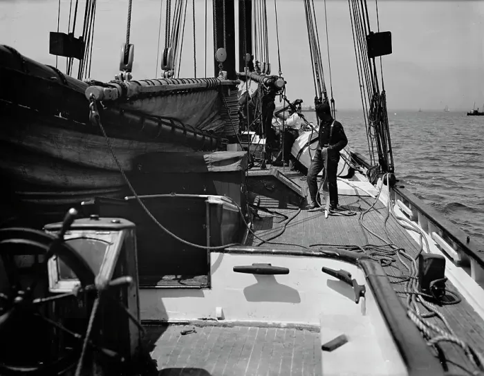 Gerahmter Druck : Vorbeischauend auf dem Pilotboot Nr. 2 zwischen 1900 und 1905. Schöpfer unbekannt Gerahmter Druck : Vorbeischauend auf dem Pilotboot Nr. 2 zwischen 1900 und 1905. Schöpfer unbekannt