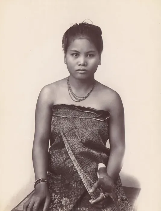 Gerahmter Druck : Eine malaysische Frau auf Java, 1860er / 1870er Jahre. Ersteller unbekannt Gerahmter Druck : Eine malaysische Frau auf Java, 1860er / 1870er Jahre. Ersteller unbekannt