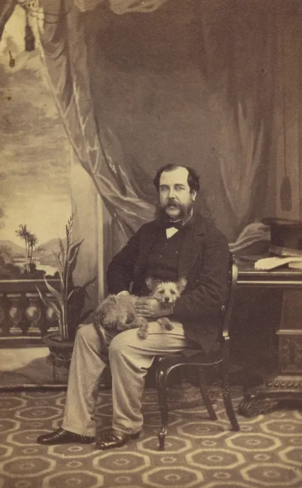 Gerahmter Druck : Mann mit Bärtchen und Lammwolkenbart, sitzend mit einem Hund auf seinem Schoß, 1861-1864. Künstler: Conway Weston Hart Gerahmter Druck : Mann mit Bärtchen und Lammwolkenbart, sitzend mit einem Hund auf seinem Schoß, 1861-1864. Künstler: Conway Weston Hart