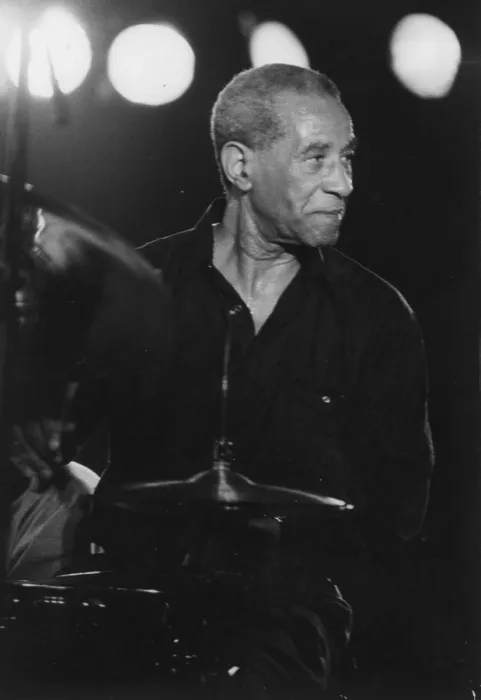 Gerahmter Druck : Max Roach in der Queen Elizabeth Hall, London, 1996 Gerahmter Druck : Max Roach in der Queen Elizabeth Hall, London, 1996