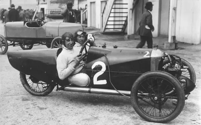Gerahmter Druck : Morgan, E.B.Ware aus Brooklands 1924.Kreier unbekannt Gerahmter Druck : Morgan, E.B.Ware aus Brooklands 1924.Kreier unbekannt