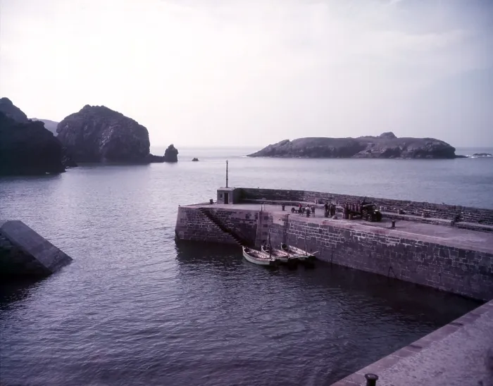 Gerahmter Druck : Mullion Cove Harbour, Cornwall, c1955. Schöpfer: Arthur Charles Kirby Ware Gerahmter Druck : Mullion Cove Harbour, Cornwall, c1955. Schöpfer: Arthur Charles Kirby Ware