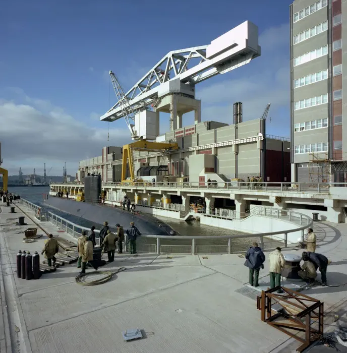 Gerahmter Druck : Ein nuklearer U-Boot an der Ankerstelle in den Hafen von Devonport, Plymouth und Devon im Jahr 1980 Gerahmter Druck : Ein nuklearer U-Boot an der Ankerstelle in den Hafen von Devonport, Plymouth und Devon im Jahr 1980