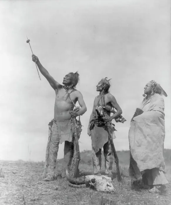 Gerahmter Druck : Die Zusage - Apsaroké, um 1908. Schöpfer : Eduard Sherif Curtis Gerahmter Druck : Die Zusage - Apsaroké, um 1908. Schöpfer : Eduard Sherif Curtis
