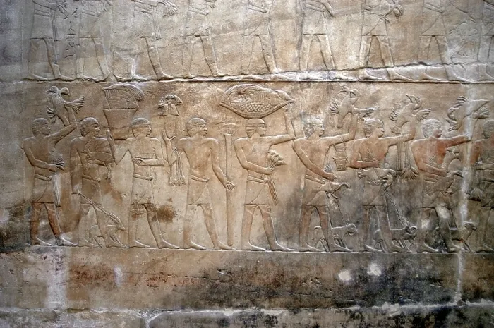 Gerahmter Druck : Angebote tragende, polychrome Relief, Mastaba von Kagemni, Saqqara, Ägypten, 2350 v. Chr. (2003). Schöpfer: Unbekannt. Gerahmter Druck : Angebote tragende, polychrome Relief, Mastaba von Kagemni, Saqqara, Ägypten, 2350 v. Chr. (2003). Schöpfer: Unbekannt.