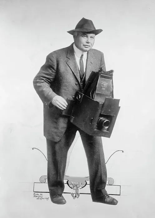 Gerahmter Druck : Fotograf mit Großformatkamera, 1914. Schöpfer: Harris und Ewing Fotograf mit Großformatkamera, 1914. Schöpfer: Harris und Ewing Gerahmter Druck : Fotograf mit Großformatkamera, 1914. Schöpfer: Harris und Ewing Fotograf mit Großformatkamera, 1914. Schöpfer: Harris und Ewing