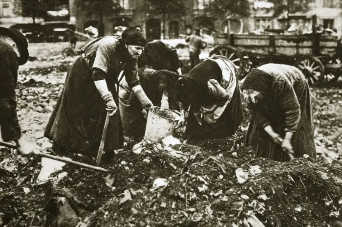 Gerahmter Druck : Die Armen Berlins durchsuchen Schutthaufen, Deutschland 1914-1918 Gerahmter Druck : Die Armen Berlins durchsuchen Schutthaufen, Deutschland 1914-1918