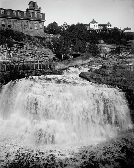 Gerahmter Druck : Regenbogenfälle im Ausable-Chasm, New York zwischen 1900 und 1905. Ersteller unbekannt