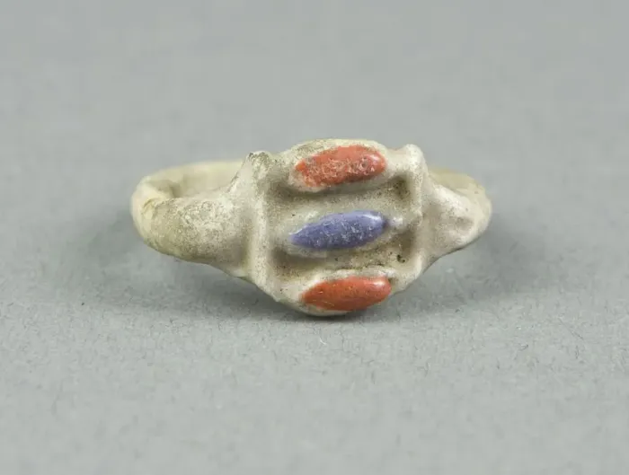 Gerahmter Druck : Ringe mit eingelassenem Offenwerkbesatz, Ägypten, Neues Reich, Dynastie 18 (ca. 1350 v. Chr.) Gerahmter Druck : Ringe mit eingelassenem Offenwerkbesatz, Ägypten, Neues Reich, Dynastie 18 (ca. 1350 v. Chr.)