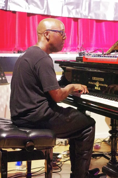 Gerahmter Druck : Robert Mitchell, Robert Mitchells True Think, Battle Jazz Festival, Battle, East Sussex, Juli 2024. Schöpfer: Brian O'Connor. Robert Mitchell, Robert Mitchells True Think, Battle Jazz Festival, Battle, East Sussex , Juli 2024