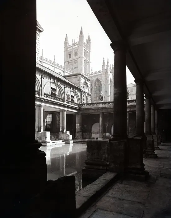Gerahmter Druck : Römerbäder, Bath, Somerset, c1955. Ersteller: Arthur Charles Kirby Ware Gerahmter Druck : Römerbäder, Bath, Somerset, c1955. Ersteller: Arthur Charles Kirby Ware