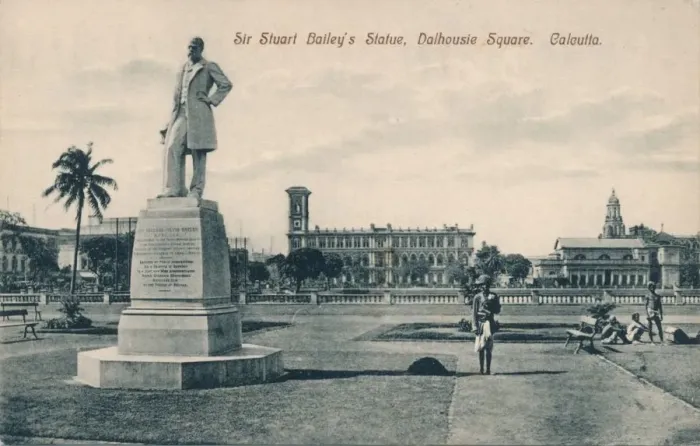 Gerahmter Druck : Der Steuart Bailey-Statue in der Dalhousie-Straße, Kalkutta um 1910 Gerahmter Druck : Der Steuart Bailey-Statue in der Dalhousie-Straße, Kalkutta um 1910