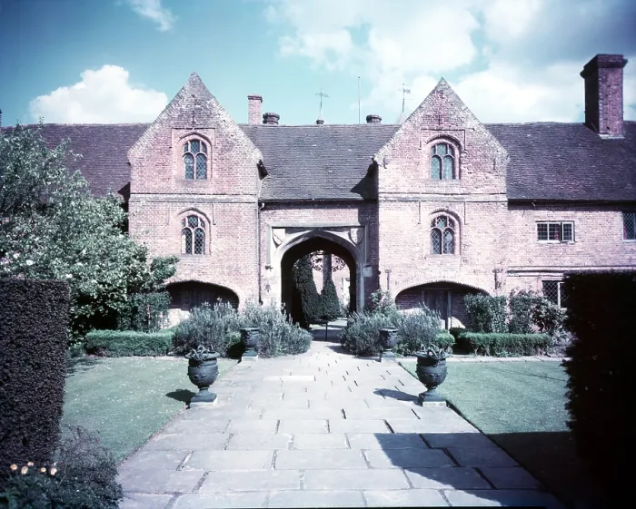 Gerahmter Druck : Sissinghurst Castle, Kent, c1955. Künstler: Arthur Charles Kirby Ware Gerahmter Druck : Sissinghurst Castle, Kent, c1955. Künstler: Arthur Charles Kirby Ware