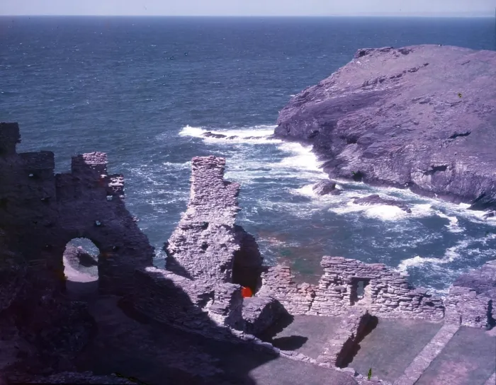 Gerahmter Druck : Tintagel Castle, Cornwall, c1955. Ersteller: Arthur Charles Kirby Ware Gerahmter Druck : Tintagel Castle, Cornwall, c1955. Ersteller: Arthur Charles Kirby Ware