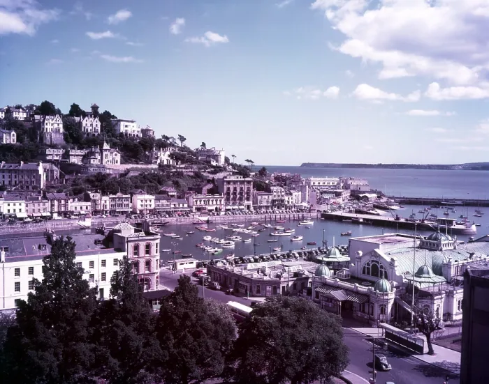 Gerahmter Druck : Torquay, Devon, c1955. Künstler: Arthur Charles Kirby Ware Gerahmter Druck : Torquay, Devon, c1955. Künstler: Arthur Charles Kirby Ware
