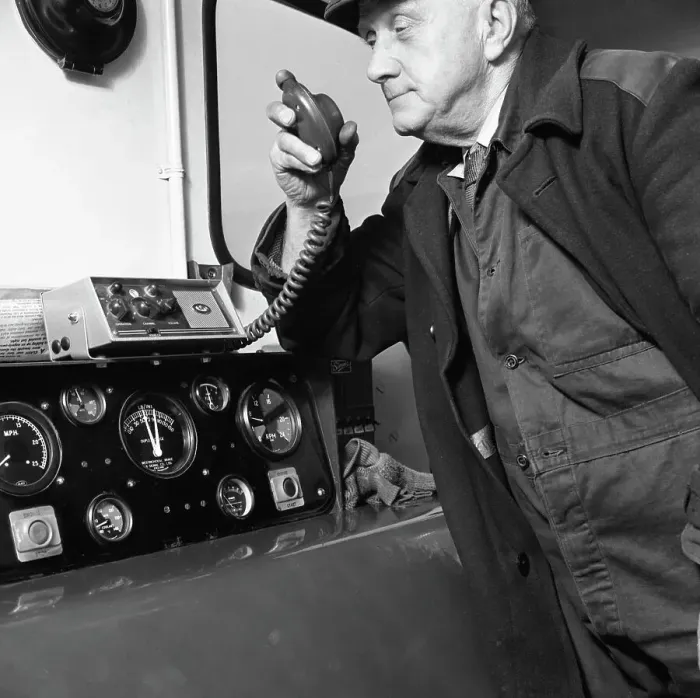 Gerahmter Druck : Fahrdienstleiter am Funkanlass in Süd-Yorkshire, 1964. Künstler: Michael Walters Gerahmter Druck : Fahrdienstleiter am Funkanlass in Süd-Yorkshire, 1964. Künstler: Michael Walters