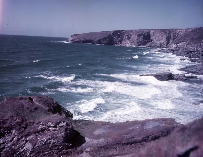 Gerahmter Druck : Trebarwith Strand, Cornwall, c1955. Ersteller: Arthur Charles Kirby Ware Gerahmter Druck : Trebarwith Strand, Cornwall, c1955. Ersteller: Arthur Charles Kirby Ware