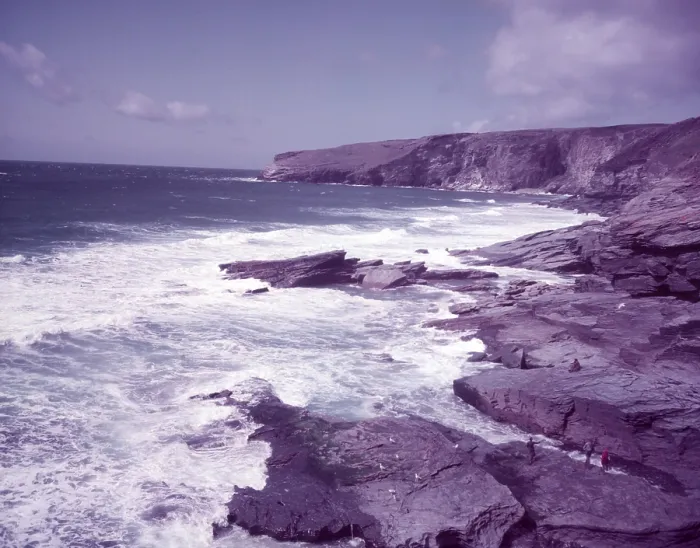 Gerahmter Druck : Trebarwith Strand, Cornwall, c1955. Schöpfer: Arthur Charles Kirby Ware Gerahmter Druck : Trebarwith Strand, Cornwall, c1955. Schöpfer: Arthur Charles Kirby Ware