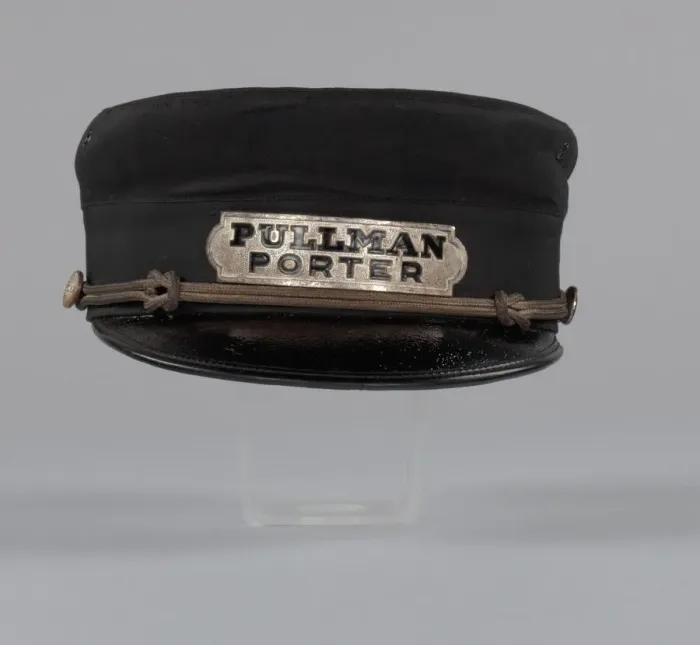 Gerahmter Druck : Uniformmütze des Pullman-Porters Robert Thomas, ca. 1920 Gerahmter Druck : Uniformmütze des Pullman-Porters Robert Thomas, ca. 1920