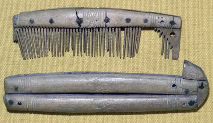 Gerahmter Druck : Vikinger Knochenkomb und Kommode Gerahmter Druck : Vikinger Knochenkomb und Kommode