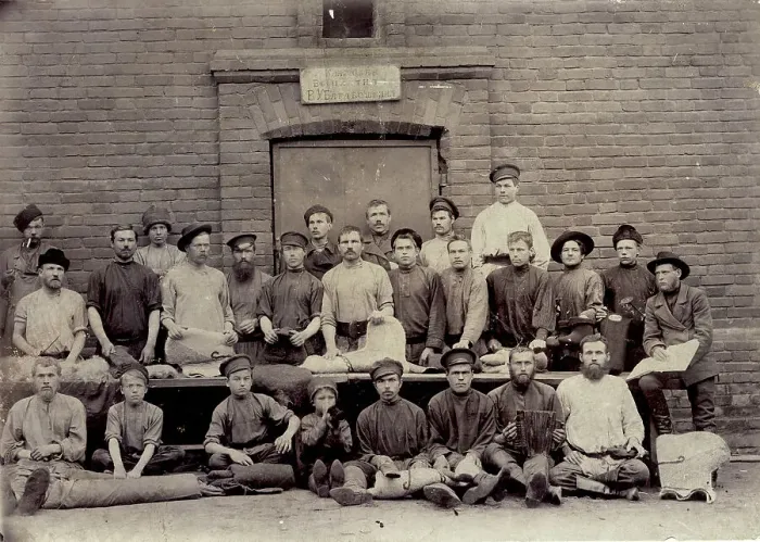 Gerahmter Druck : Arbeiter des rollenden Werkes U.V.Baraboschchina, 1915. Schöpfer unbekannt