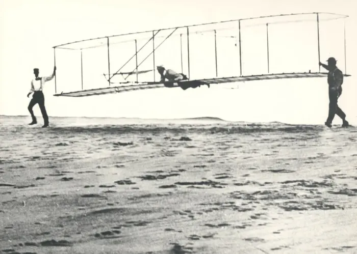 Gerahmter Druck : Die Flugzeugtests der Wright-Brüder in Kill Devil Hills (North Carolina), Vereinigte Staaten von Amerika am 10. Oktober 1902 Gerahmter Druck : Die Flugzeugtests der Wright-Brüder in Kill Devil Hills (North Carolina), Vereinigte Staaten von Amerika am 10. Oktober 1902