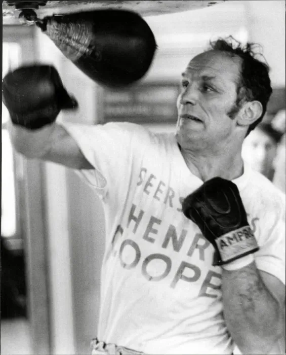 Gerahmter Druck : Kämpfer Henry Cooper im Training