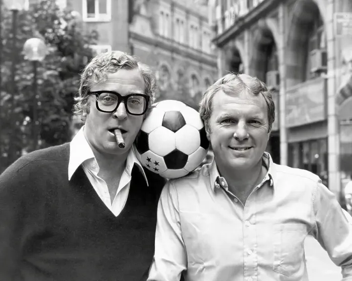 Gerahmter Druck : Michael Caine mit Bobby Moore Gerahmter Druck : Michael Caine mit Bobby Moore