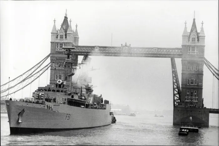 Gerahmter Druck : Die HMS Brazen, vorbeigehend über den Tower Bridge Gerahmter Druck : Die HMS Brazen, vorbeigehend über den Tower Bridge