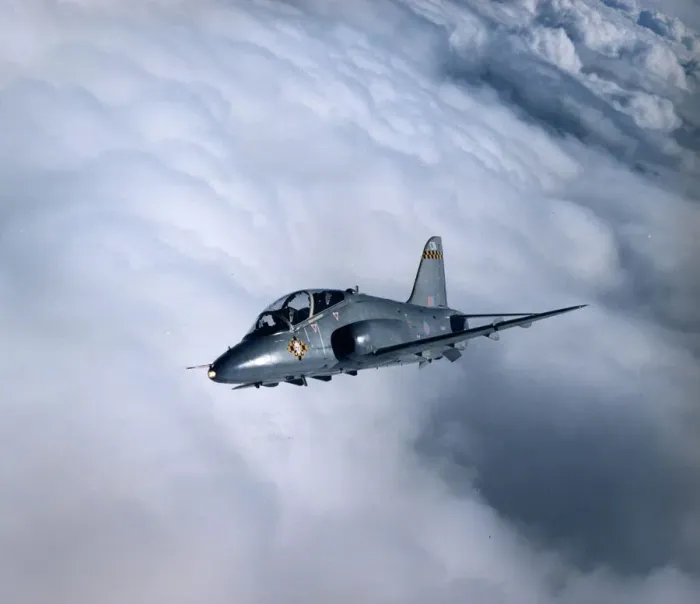 Gerahmter Druck : 100 Sqn Hawk jagt Wolken über Yorkshire, Großbritannien, am 10 / 05 / 1999