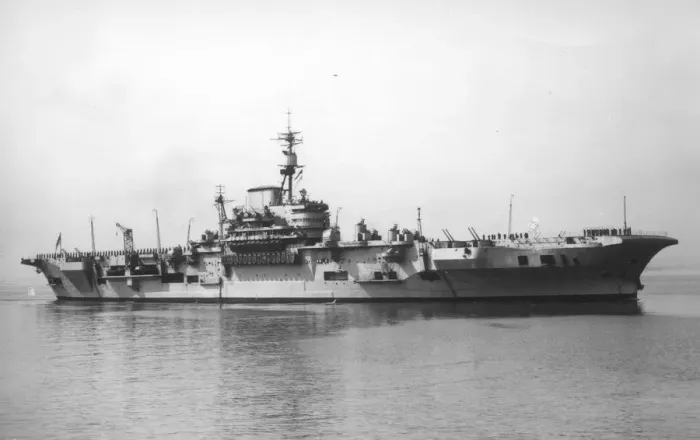 Gerahmter Druck : Die HMS Implacable, eine Flugzeugträgerflotte, wurde von Fairfield in Govan gebaut und fertiggestellt