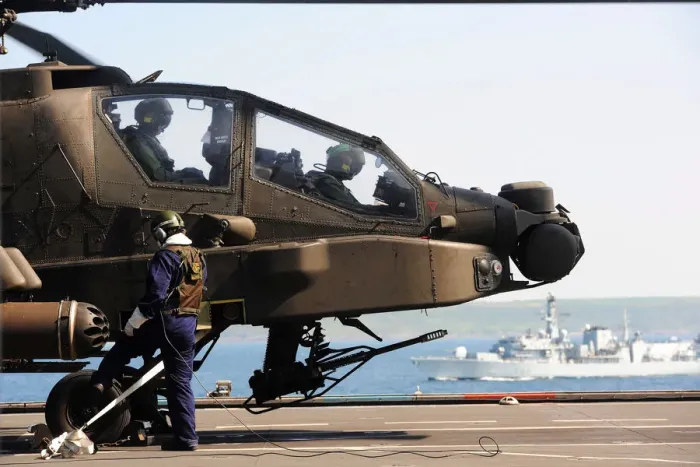 Gerahmter Druck : Hubschrauber Apache auf der HMS Illustreus Gerahmter Druck : Hubschrauber Apache auf der HMS Illustreus
