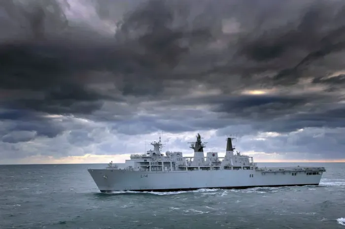 Gerahmter Druck : HMS Albion während des Übungsabends Cold Response Gerahmter Druck : HMS Albion während des Übungsabends Cold Response