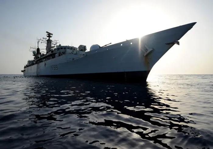 Gerahmter Druck : Die HMS Cornwall gibt sich zur Tauchen hin Gerahmter Druck : Die HMS Cornwall gibt sich zur Tauchen hin