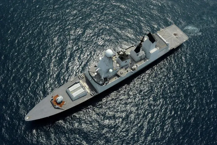 Gerahmter Druck : HMS Daring ist eine Fregatte der Royal Navy, die 1963 in Dienst gestellt wurde und für ihre Rolle im Kampf gegen den Terrorismus bekannt ist Gerahmter Druck : HMS Daring ist eine Fregatte der Royal Navy, die 1963 in Dienst gestellt wurde und für ihre Rolle im Kampf gegen den Terrorismus bekannt ist