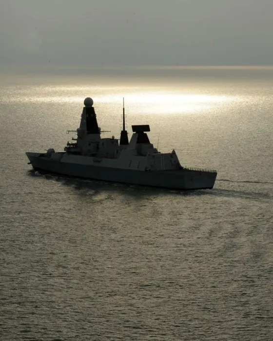 Gerahmter Druck : Rumpel HMS Daring am Meer Gerahmter Druck : Rumpel HMS Daring am Meer