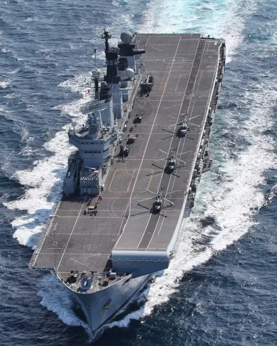 Gerahmter Druck : Die HMS Illustreus bei hoher Geschwindigkeit Gerahmter Druck : Die HMS Illustreus bei hoher Geschwindigkeit