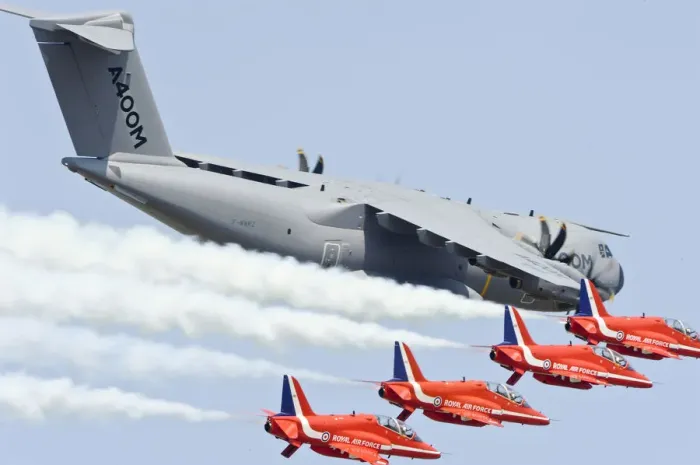 Gerahmter Druck : A400M und Red Arrows Gerahmter Druck : A400M und Red Arrows
