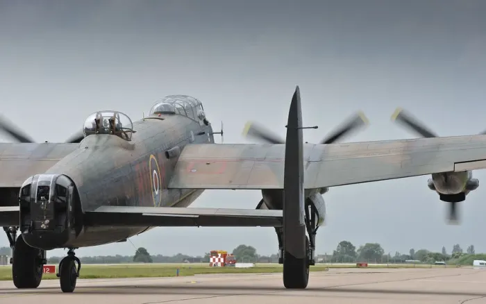 Gerahmter Druck : BMBF Lancastern Bomber Vorbereitung auf Start Gerahmter Druck : BMBF Lancastern Bomber Vorbereitung auf Start